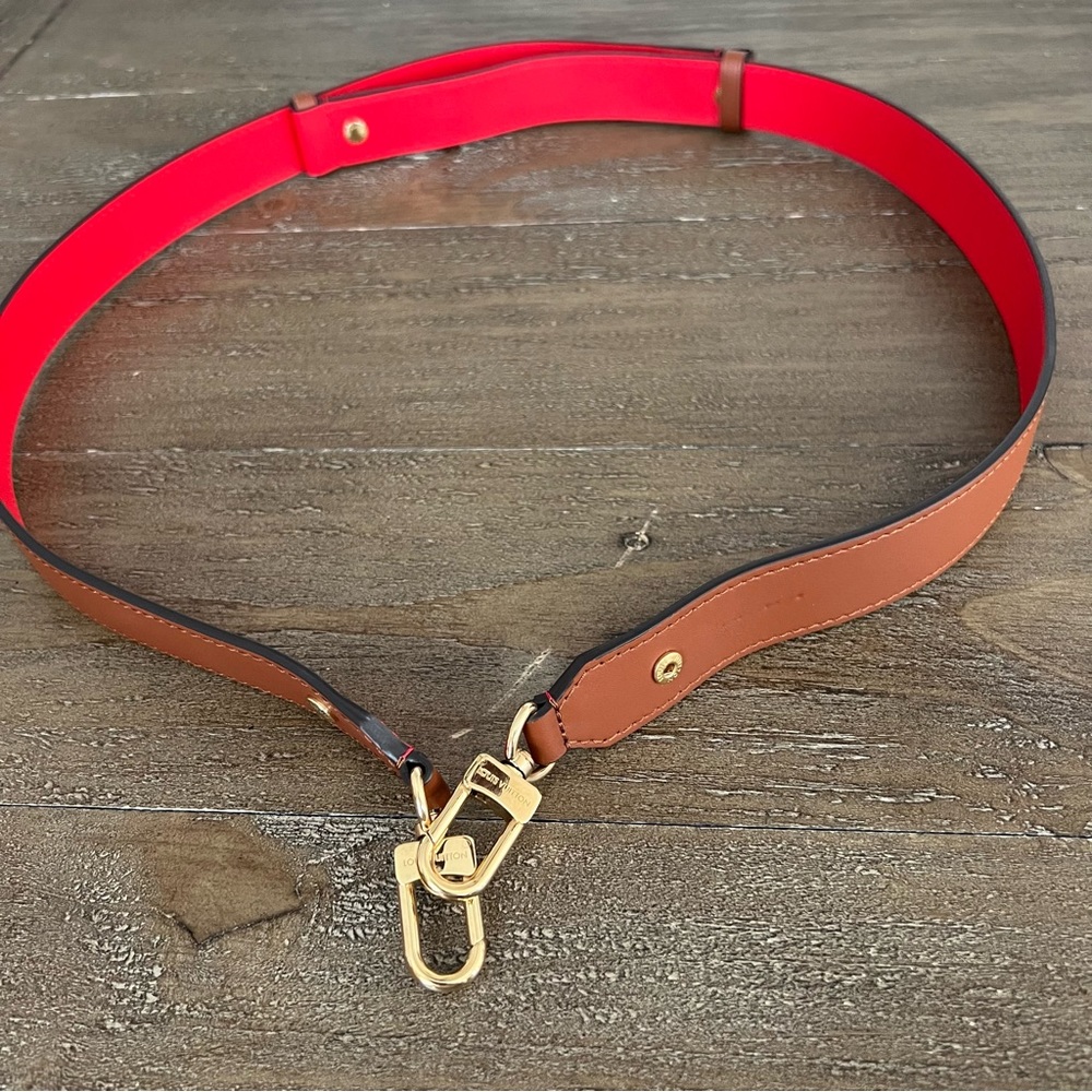 Authentic Louis Vuitton Adjustable VAUGIRARD strap.
